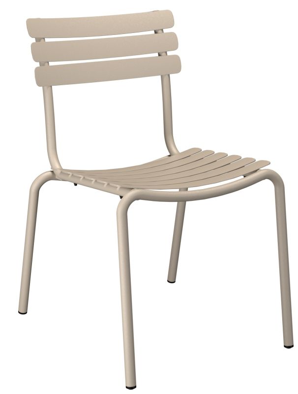 Alua Dining Chair von Houe: Beiger Outdoor Stuhl mit Lattenmuster für Garten und Terrasse.