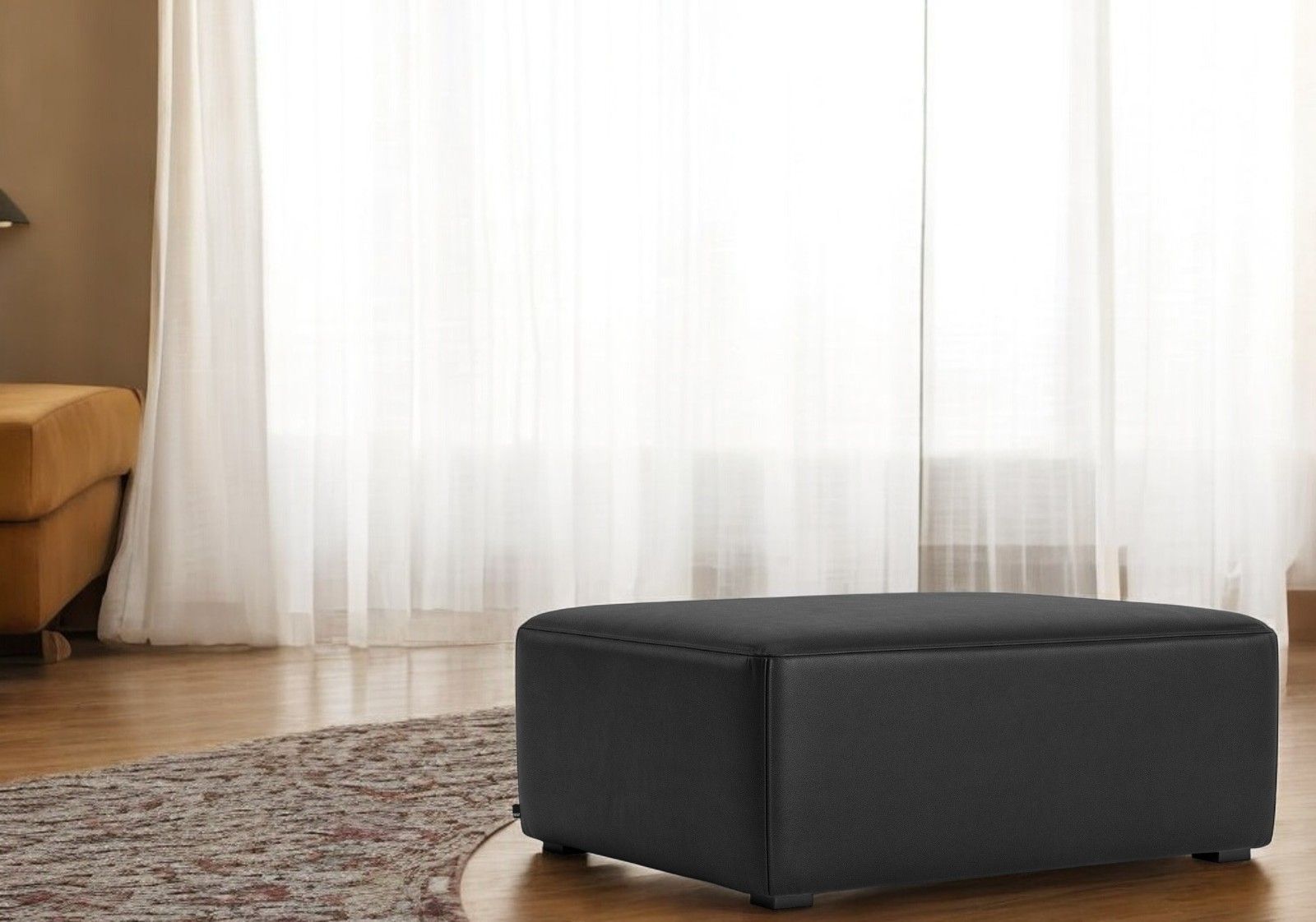 Schwarzer Mags Connectable Hocker von Hay, quadratisch, im modernen Wohnzimmer auf Holzboden.