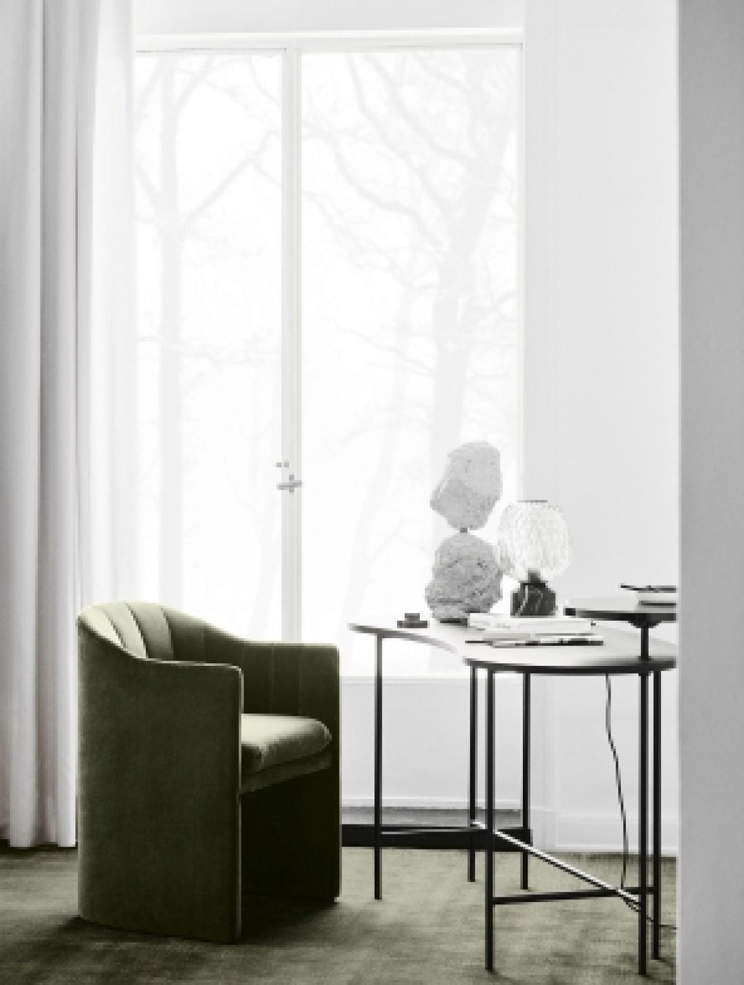 AndTradition Loafer Sessel SC24 in Olivgrün, stilvoller Polstersessel mit Samtbezug im modernen Wohnzimmer.