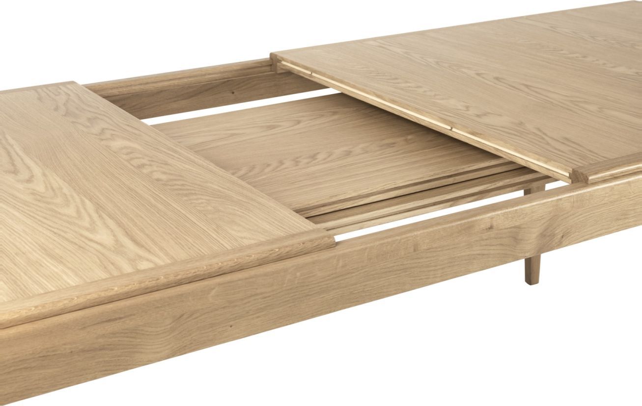 Detailaufnahme des Gubi S-Table Esstisch ausziehbar in Eiche, teilweise ausgezogen, mit Ausziehplatten.