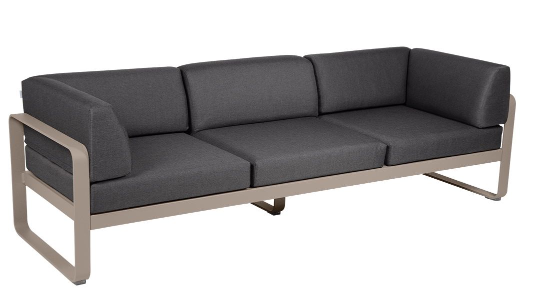 Bellevie Outdoor Sofa von Fermob, 3-Sitzer, grauer Stoffbezug und hellbraunes Aluminiumgestell für Garten und Terrasse.