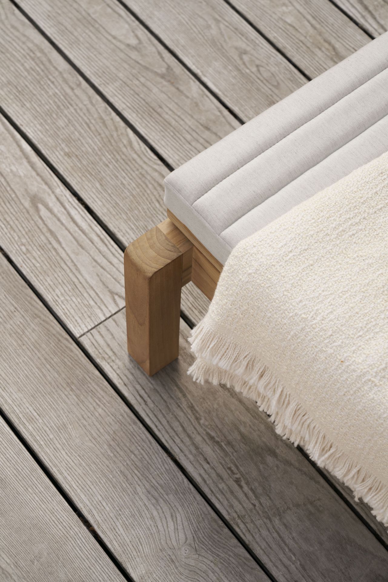 Detailaufnahme der AH604 Gartenliege von Carl Hansen & Søn aus Teakholz mit weißer Auflage und Decke.