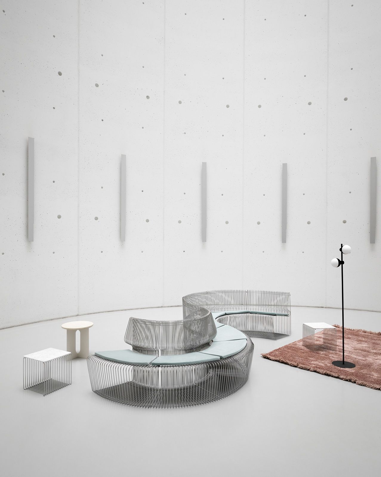 Pantonova System Sitzmodul, Drahtstuhl von Montana in Grau mit Glasplatten und minimalistischer Einrichtung.