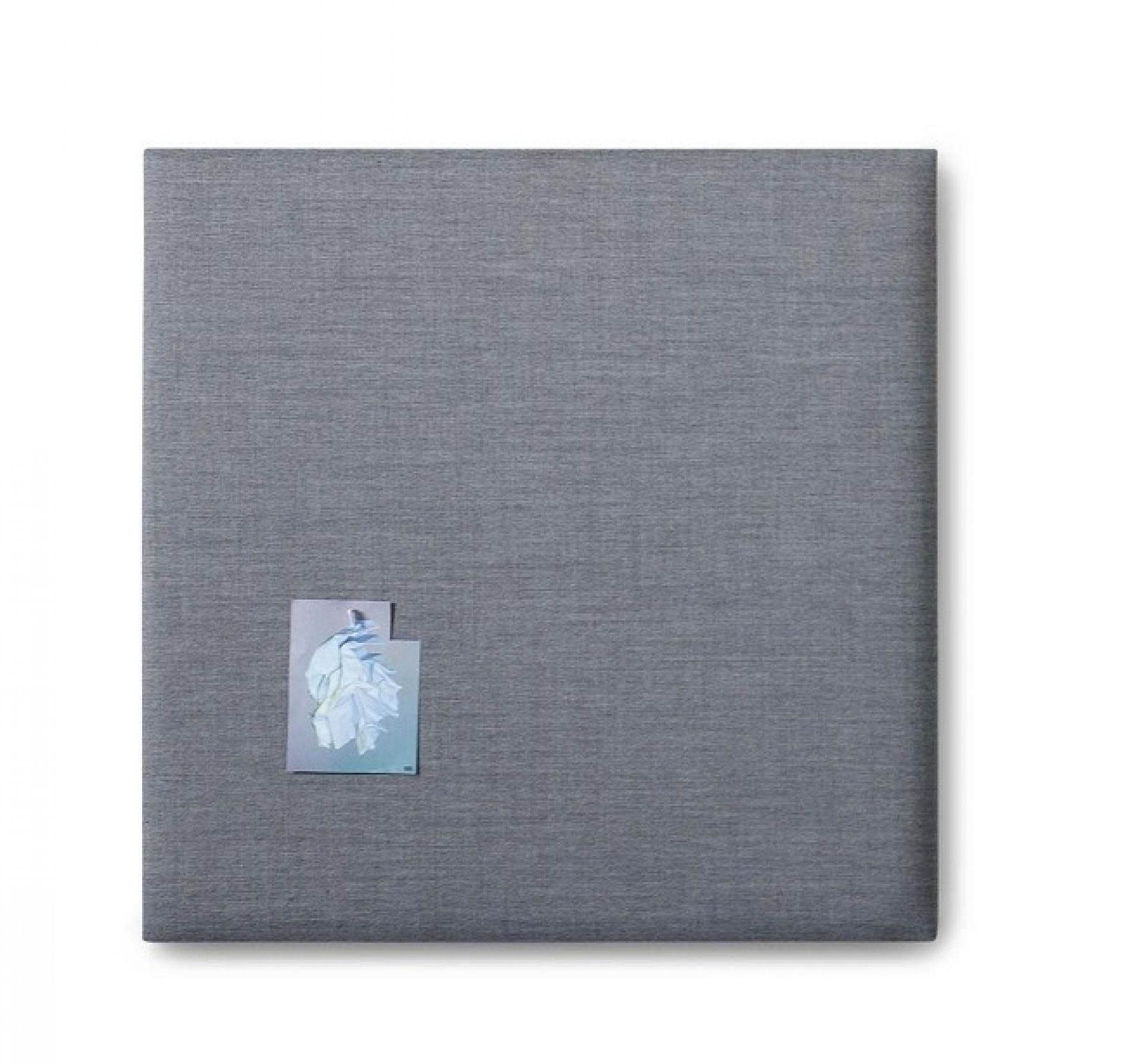 Graues Cascando Pillow Grid Wandpaneel mit zwei angehefteten Bildern, ideal als Pinnwand.