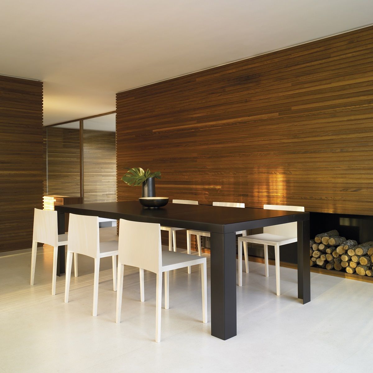 Esstisch mit sechs weißen Sail SI1245 Stühlen von Andreu World, stapelbare Designstühle für Esszimmer und Küche.