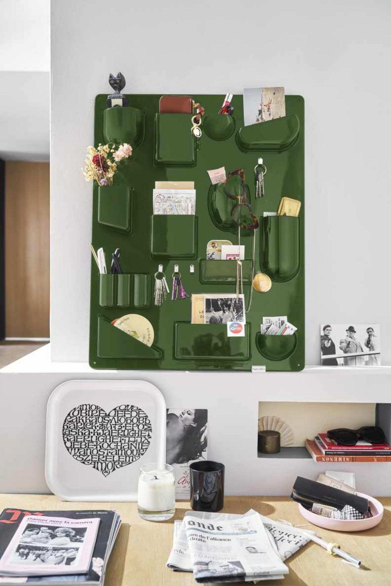 Vitra Uten.Silo RE II in Schwarz: Wandorganizer mit Fächern für Bürobedarf und persönliche Gegenstände.