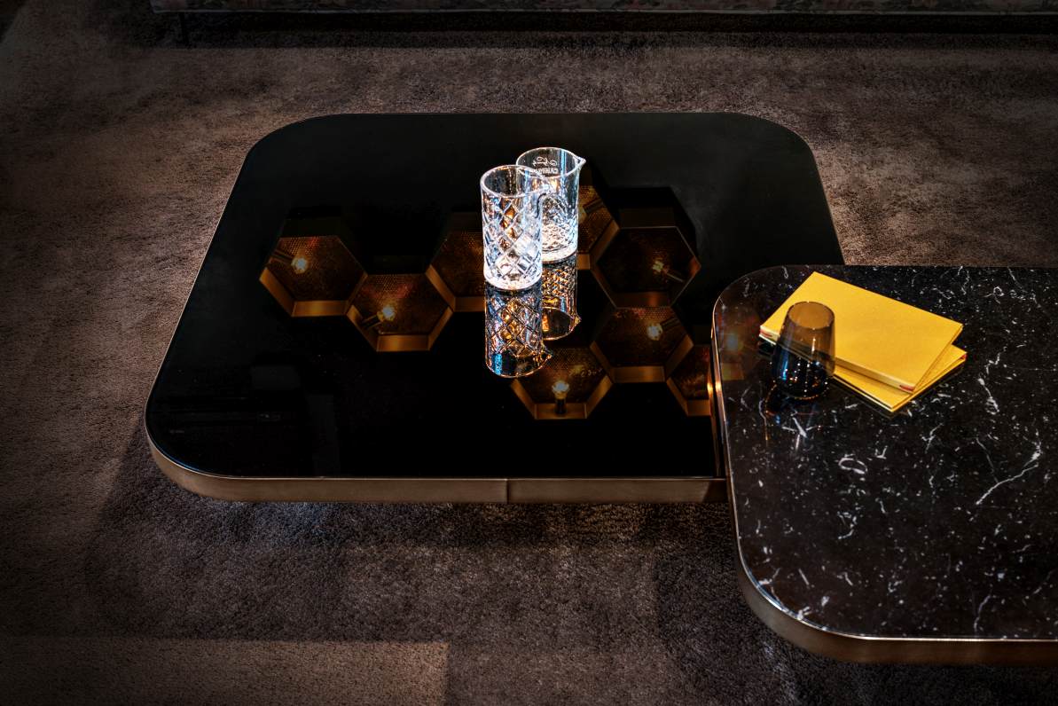 Bow Coffee Table von ClassiCon, Couchtisch mit schwarzer Glasplatte und goldenen Akzenten, modernes Wohnzimmerdesign.