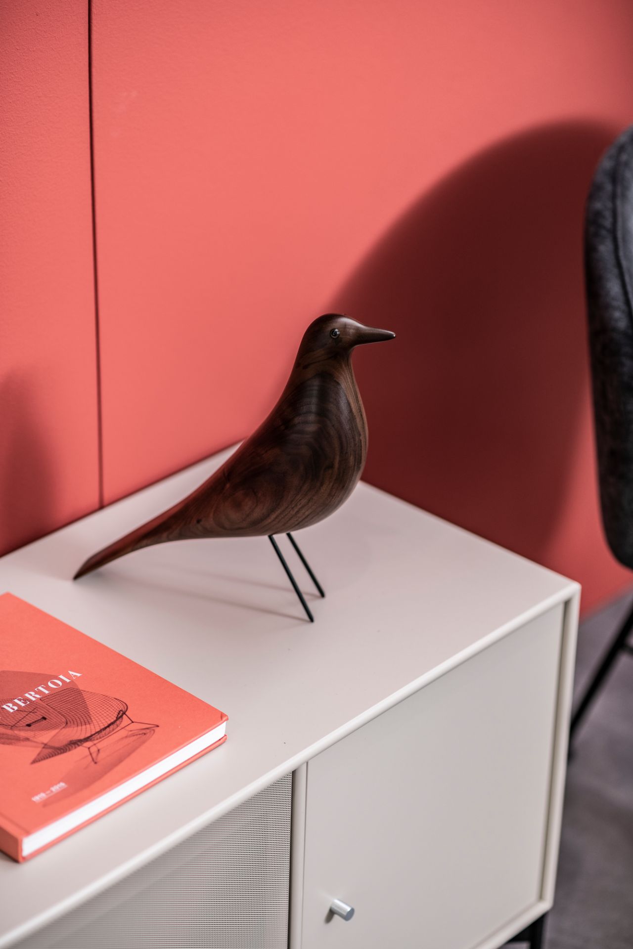 Eames House Bird Skulptur aus Nussbaumholz von Vitra, moderne Dekofigur für Wohnzimmer und Büro.
