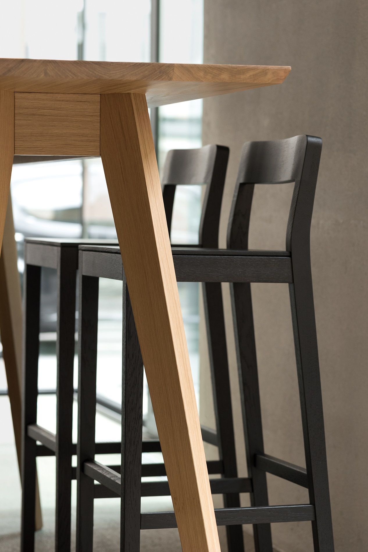 CENA High Hochtisch aus Holz mit Barhockern in Schwarz, modernes Küchendesign für Esszimmer.