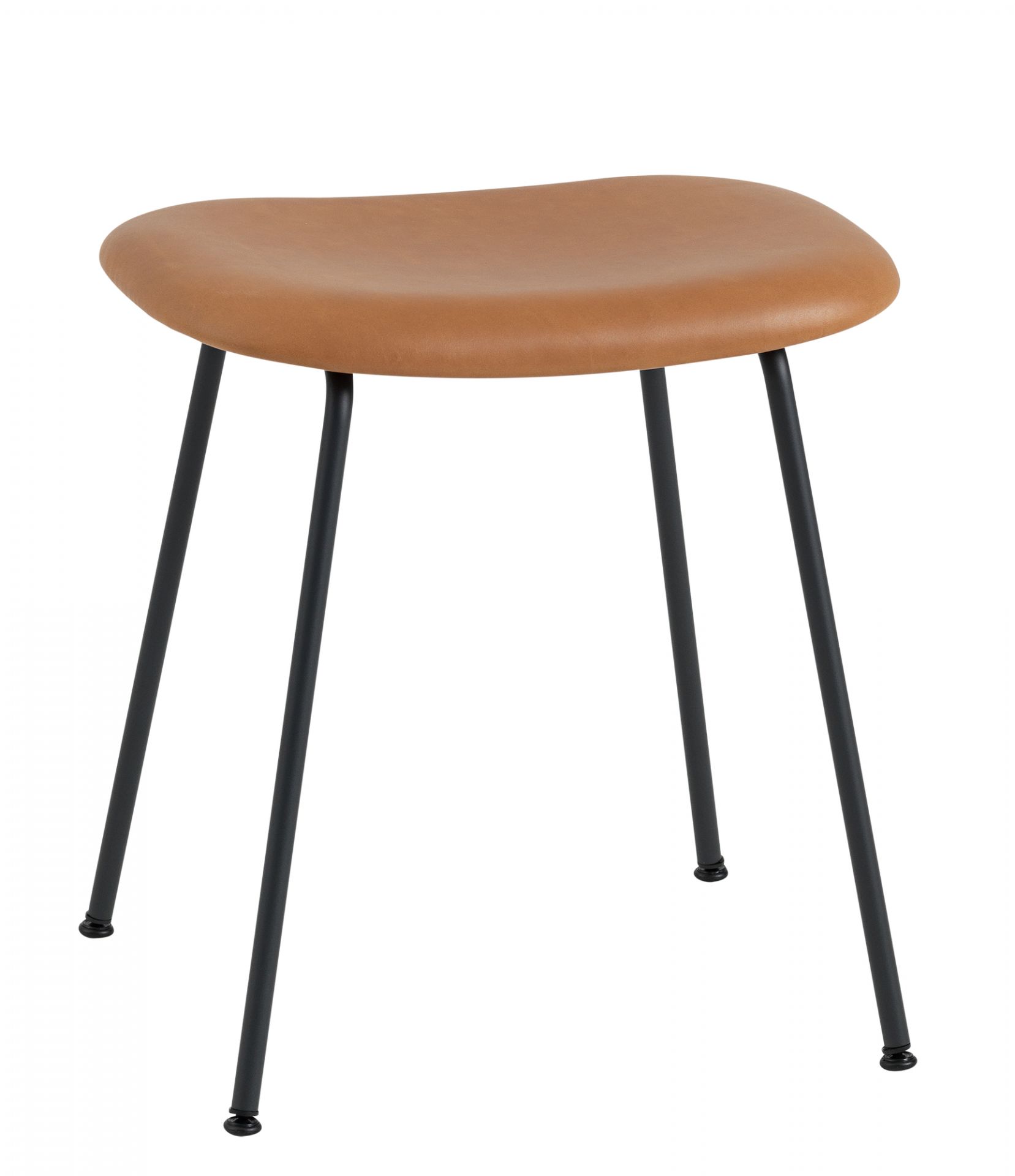 Muuto Fiber Stool Hocker mit braunem Ledersitz und schwarzen Metallbeinen, Höhe 46 cm.