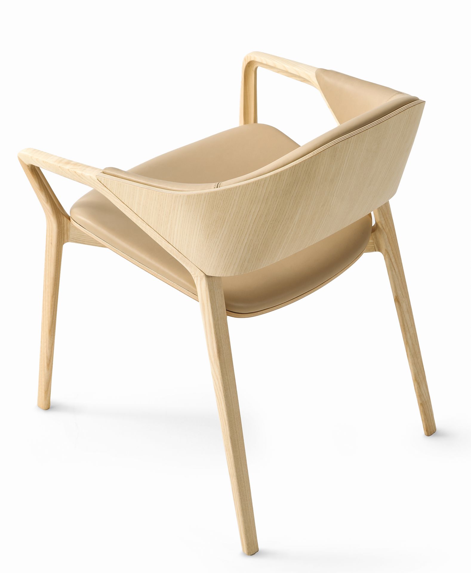 Cassina Ico Armlehnenstuhl 133 aus hellem Holz mit beigem Lederbezug, modernes Design.