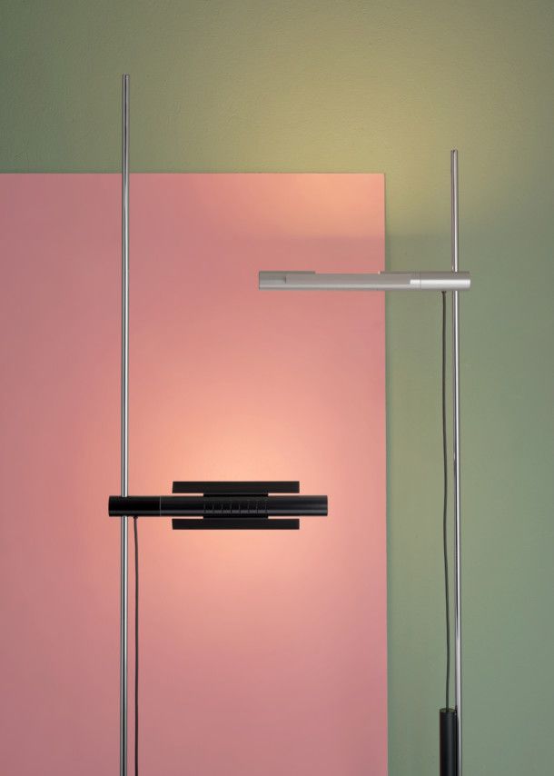 Zwei moderne Stehlampen in Schwarz und Silber vor farbigem Hintergrund, minimalistisches Design für Wohnzimmer.
