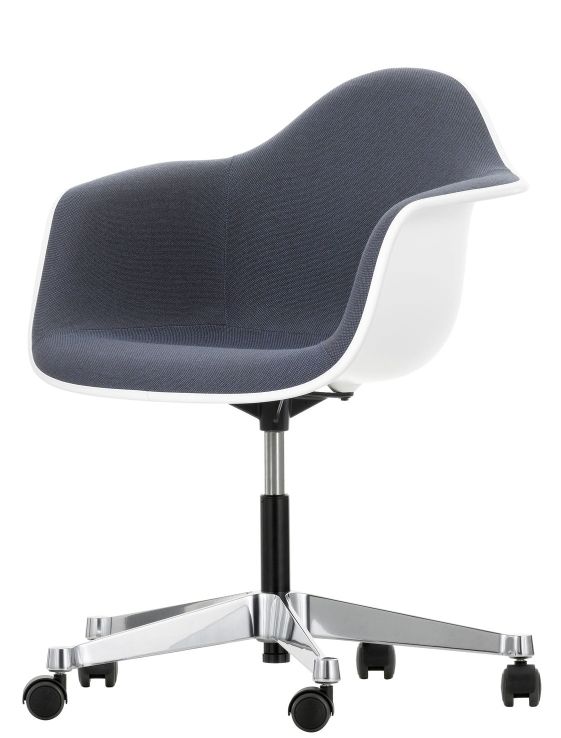 Vitra Eames Plastic Arm Chair, PACC, vollgepolstert in Blau, mit weißer Schale und Rollen.