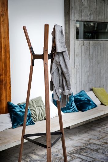 Magis Steelwood Garderobenständer aus Holz und Metall mit Jacke, Design Garderobe für Flur.