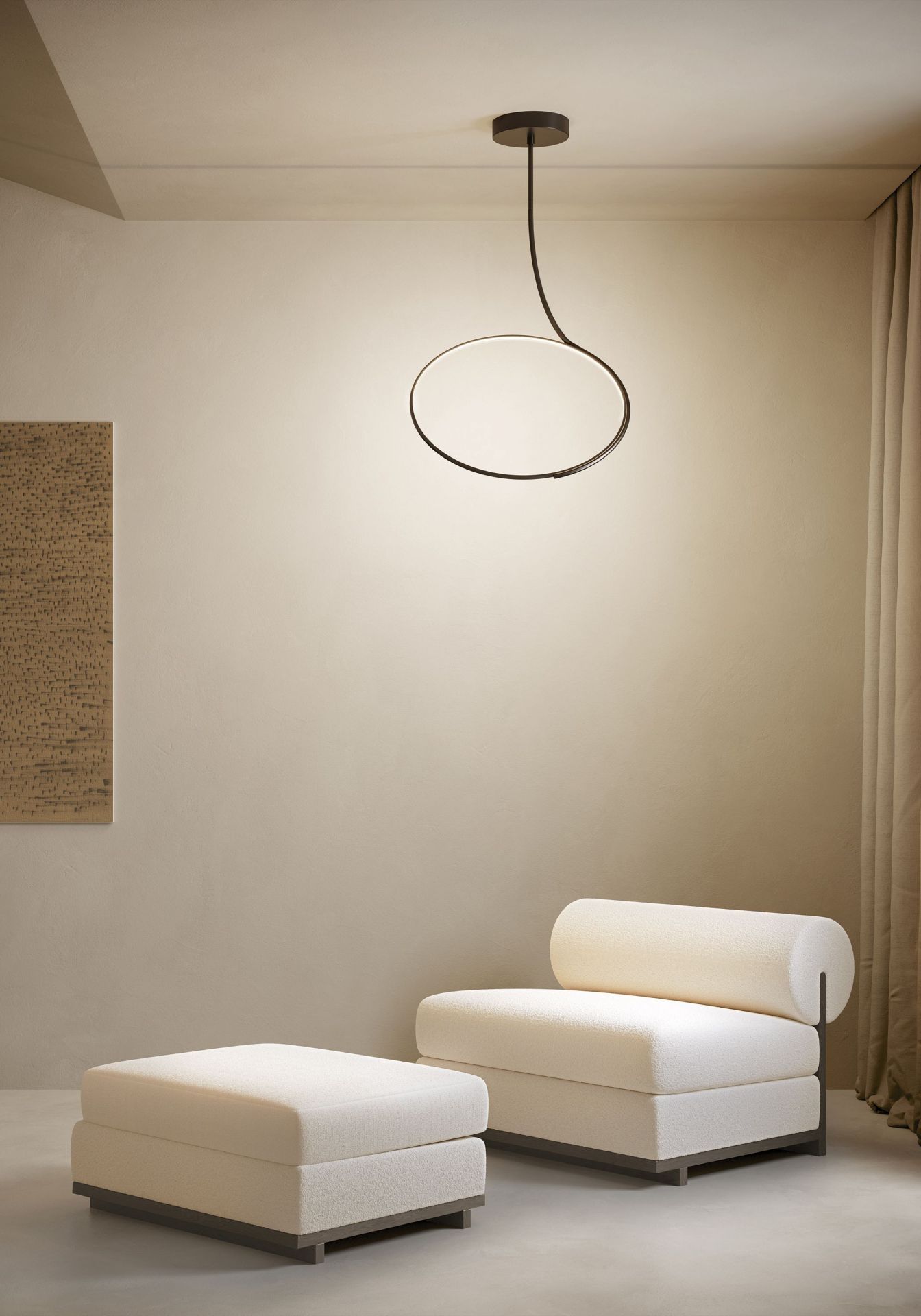 Moderne Poise Deckenleuchte von Kdln über einem Sessel und Hocker in einem stilvollen Wohnzimmer.