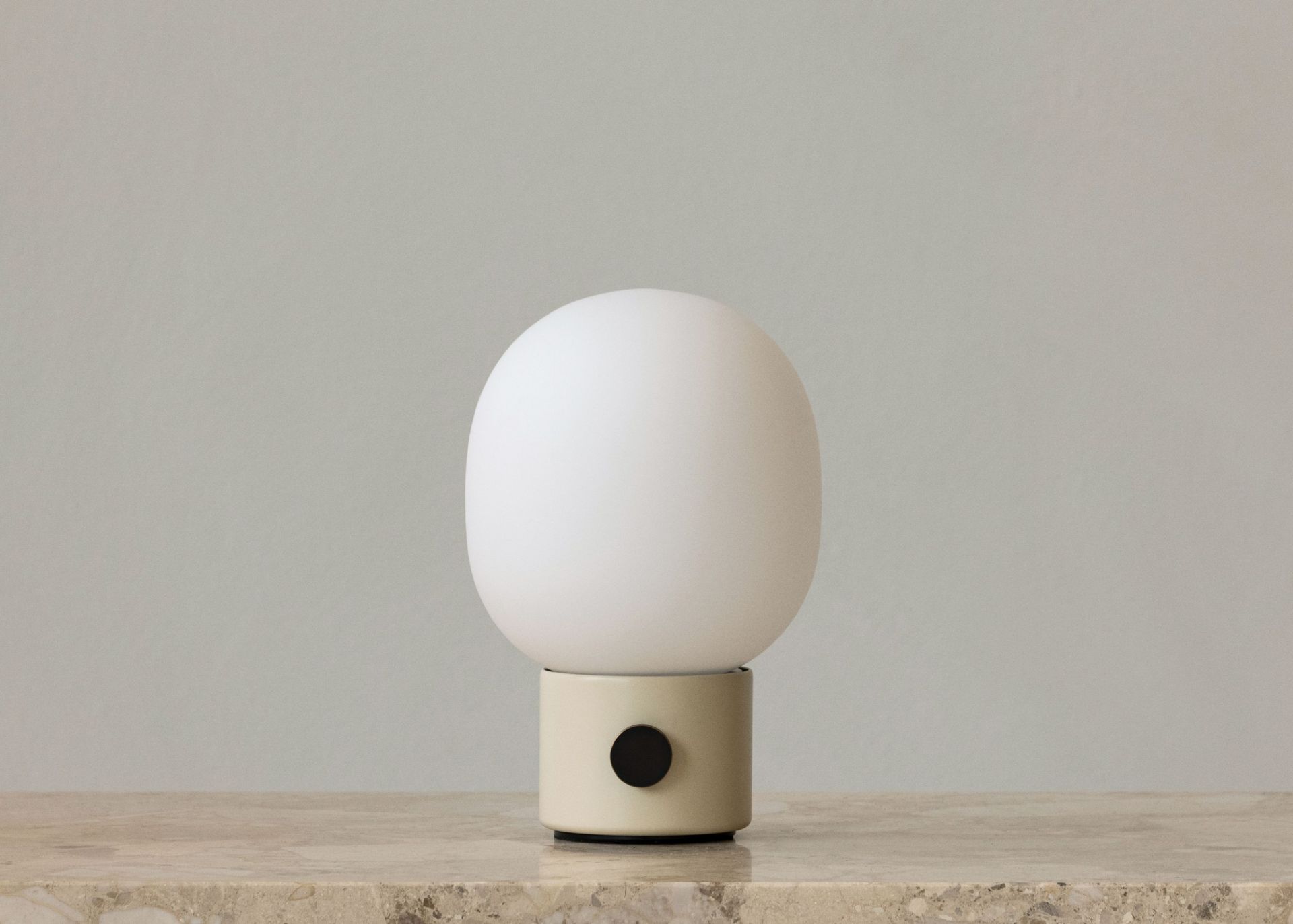 JWDA Tischleuchte tragbar in Alabasterweiß: Moderne Lampe mit rundem Lampenschirm und dimmbarem Licht.