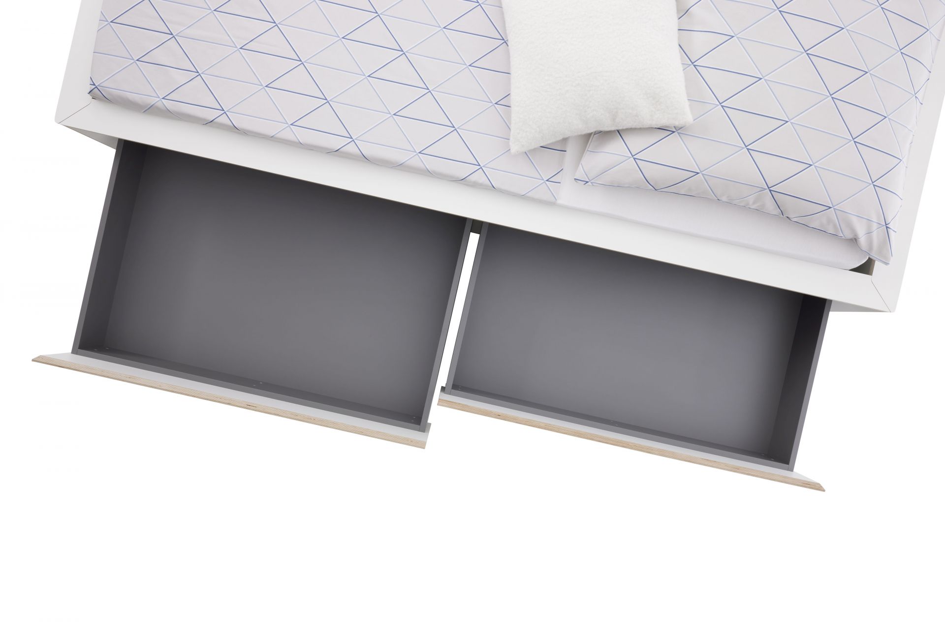 Spaze Bett von Müller Möbelwerkstätten mit zwei grauen Schubladen, Bettwäsche mit geometrischem Muster und Kissen.