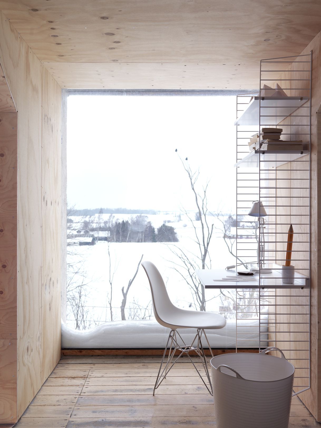 Heller Raum mit String Furniture Regalsystem und Work Desk Schreibtischplatte in Walnuss.