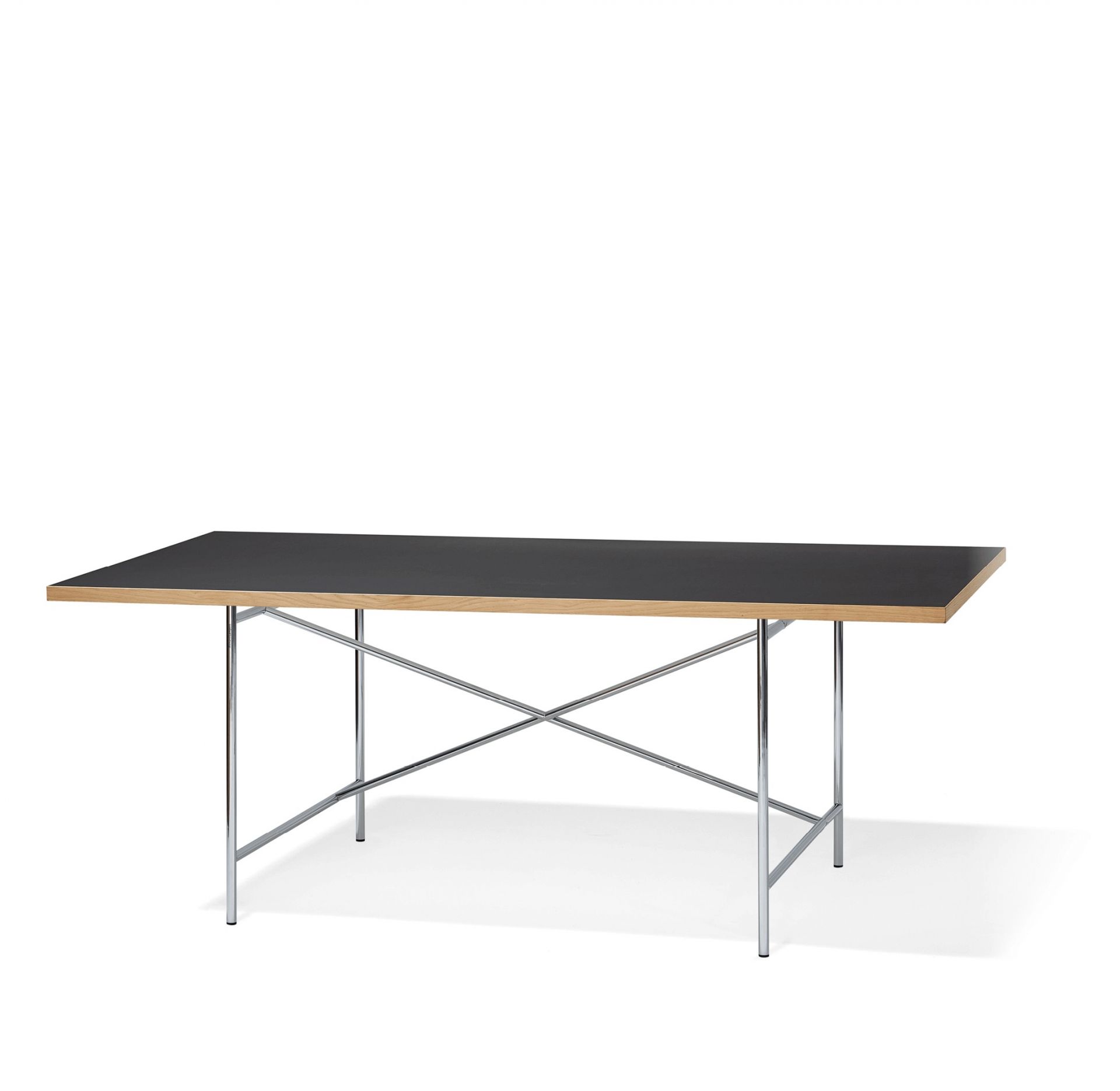 Eiermann Tisch mit schwarzer Tischplatte und verchromtem Stahlgestell, Designklassiker für Büro und Wohnraum.