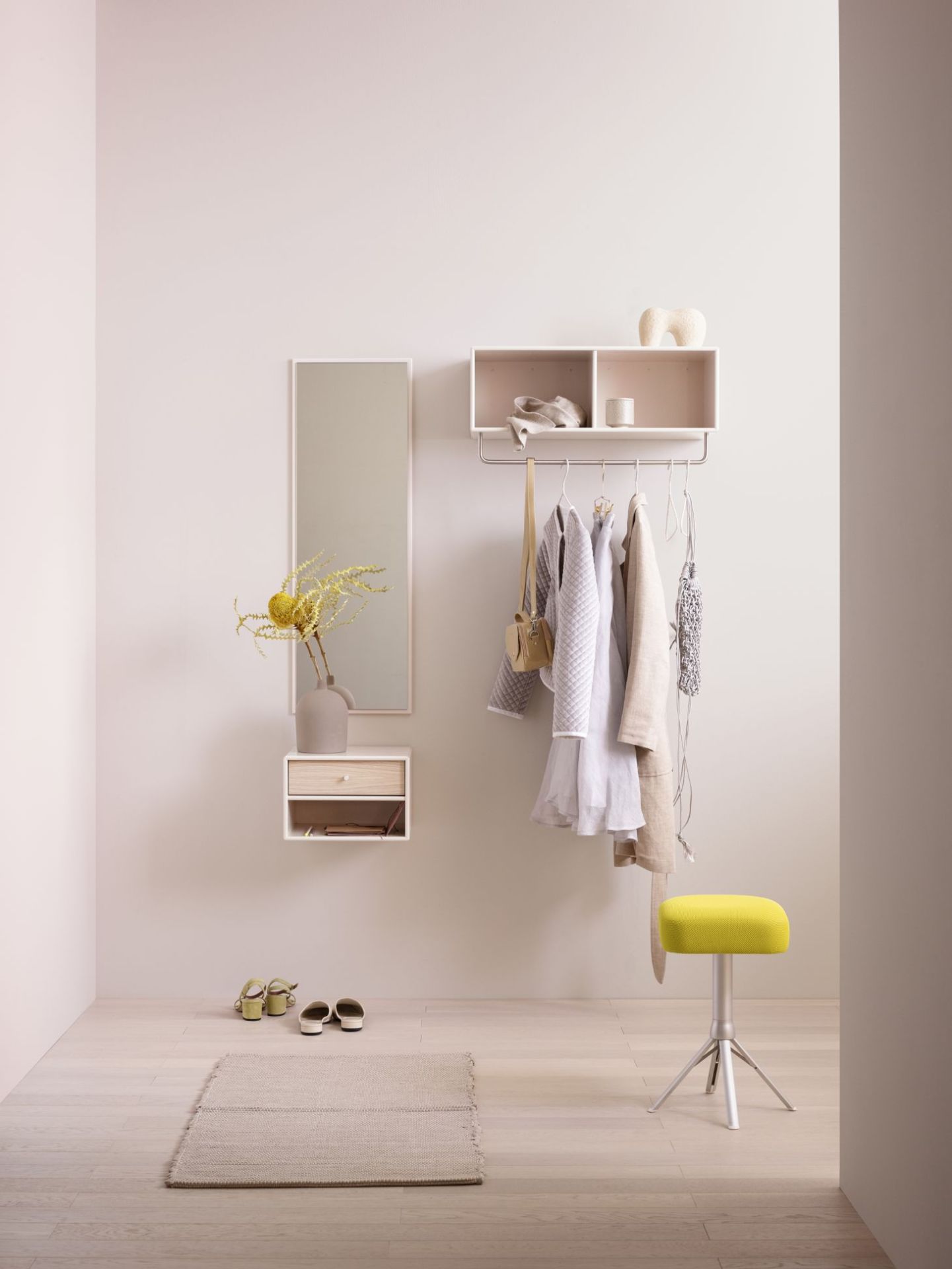 Wandmontierter Dash Nachttisch in Fennel Montana, kombiniert mit Spiegel und Garderobe für modernes Schlafzimmerdesign.