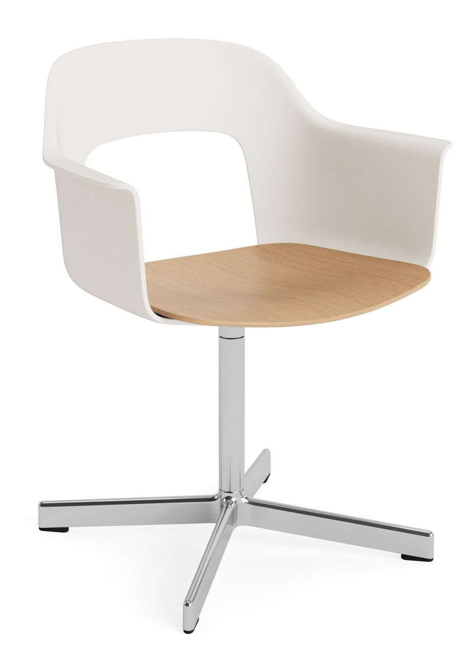 Layout Armchair von Hay: Moderner Armlehnstuhl mit weißer Kunststoffschale, Holz-Sitzfläche und verchromtem Drehfuß.