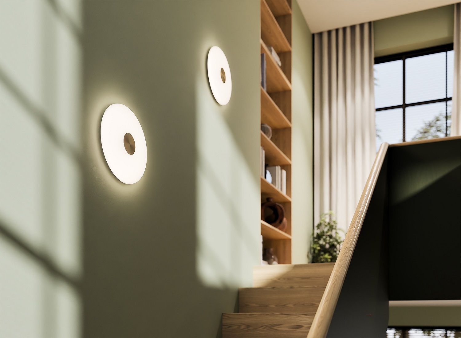 Zwei Glint Glass Wandleuchten in Opalweiß an grüner Wand neben Treppe und Bücherregal.