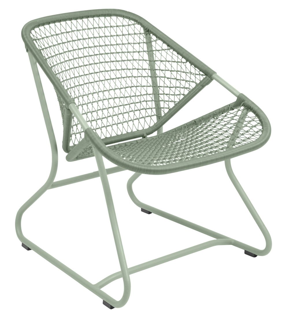 Grüner Sixties Outdoor Sessel von Fermob mit filigranem Drahtgeflecht und geschwungenem Metallgestell für Garten und Terrasse.