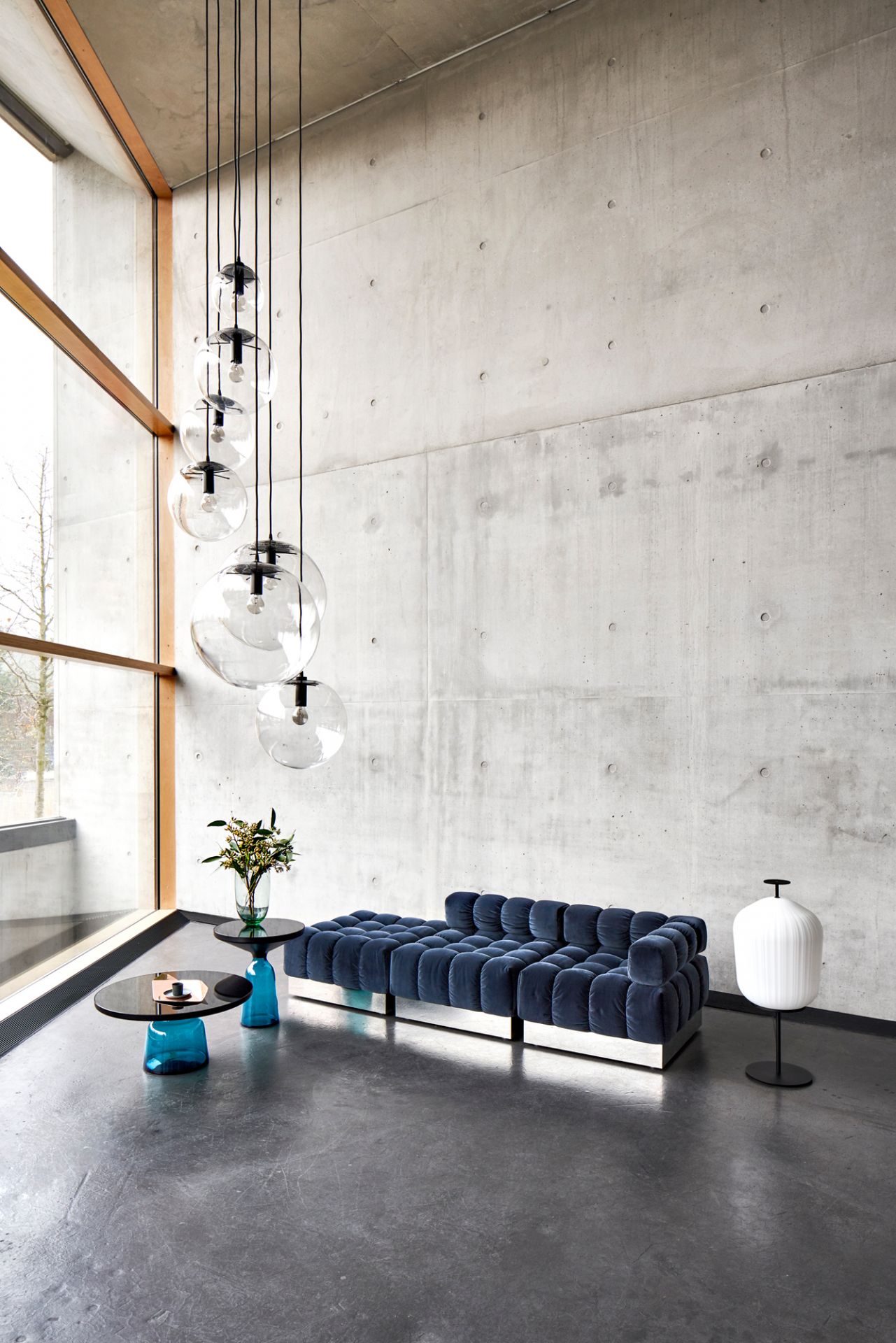 Bell Side Table Beistelltisch von ClassiCon in modernem Wohnraum mit Sofa und Pendelleuchten.