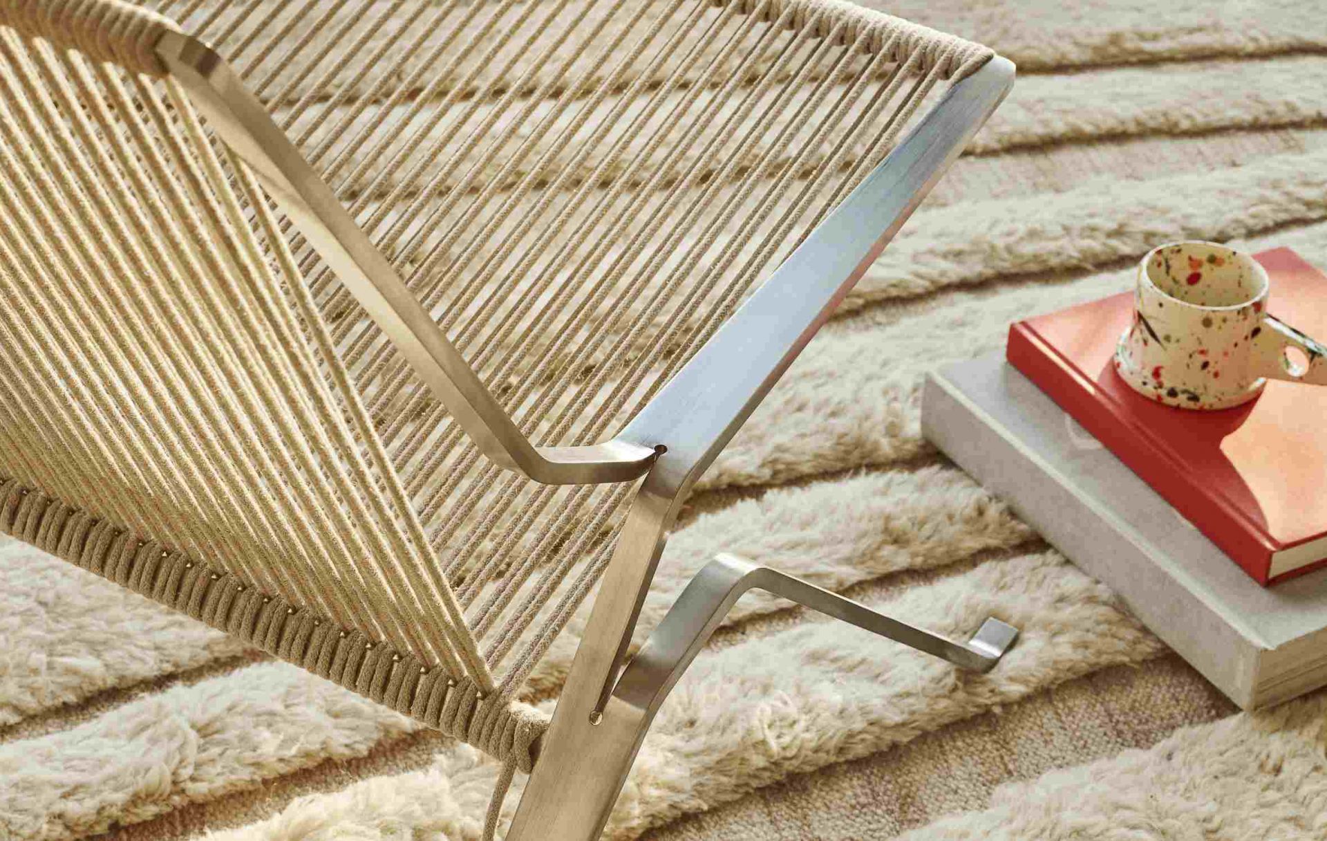 Detailaufnahme des PK25 Sessels von Fritz Hansen, ein moderner Lounge Sessel mit Stahlrahmen und Schnurgeflecht.