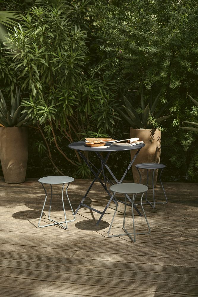 Cocotte Hocker von Fermob, grauer Outdoor Hocker aus Metall, Gartengestaltung mit Sitzmöbeln.