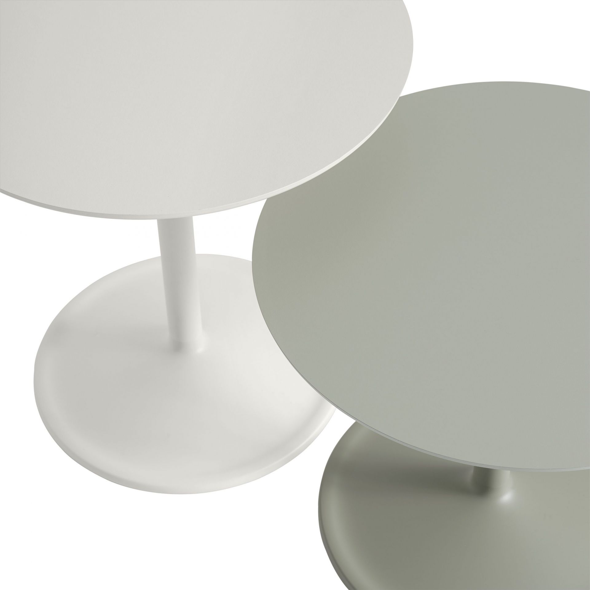 Muuto Soft Side Table: Zwei runde Beistelltische in Weiß und Grau, moderne Wohnzimmermöbel.