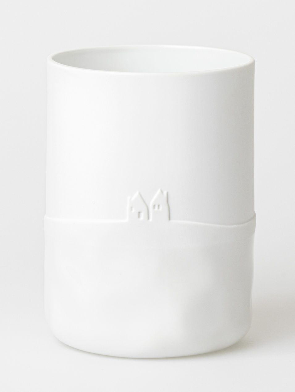 Weiße Schneetag Vase von Räder mit Relief von zwei kleinen Häusern auf einem Hügel.