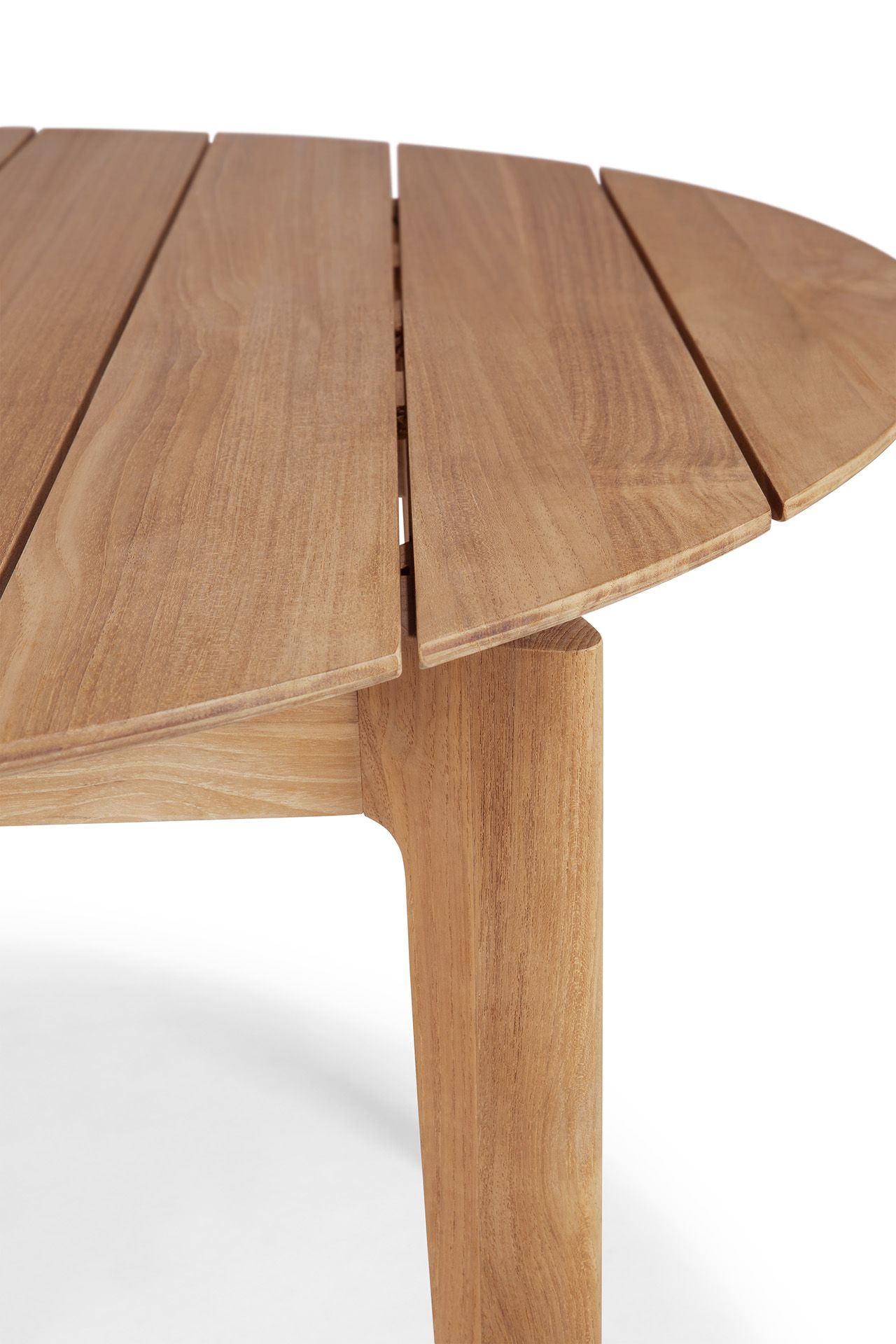Detailaufnahme des Bok Outdoor Tischs von Ethnicraft: Runde Tischplatte aus Teakholz und Tischbein.