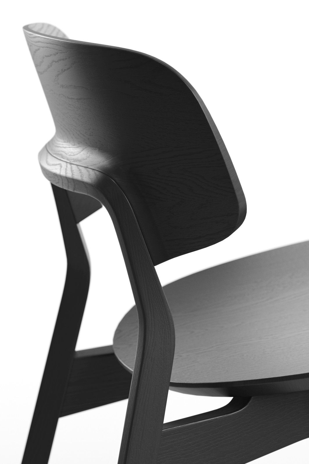 Detailaufnahme des Nonoto Lounge Chairs: Schwarzer Holzstuhl mit geschwungener Rückenlehne und Sitzfläche.