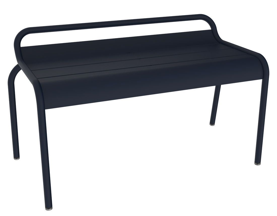 Luxembourg Bank von Fermob, kompakte Outdoor Sitzbank aus blauem Metall, modernes Gartendesign.