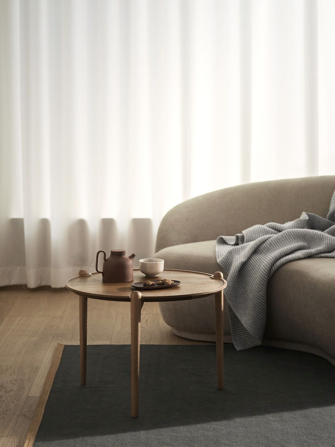 Aria Table Beistelltisch von Design House Stockholm aus Holz mit Teekanne und Gebäck.