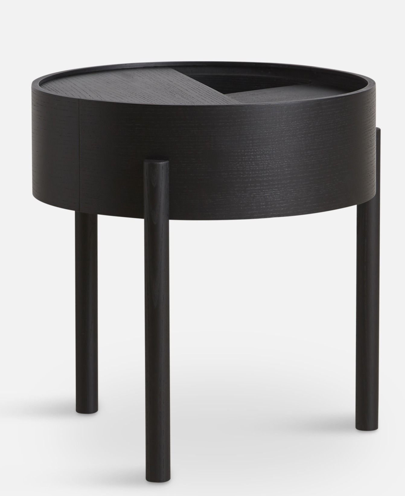 Schwarzer Arc Side Table Beistelltisch von Woud mit runder Tischplatte und drei Beinen.