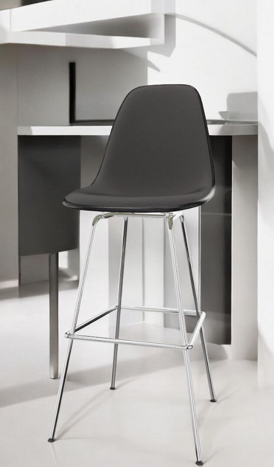 Schwarzer Eames Plastic Bar Stool Barhocker von Vitra mit verchromtem Gestell und Vollpolsterung.