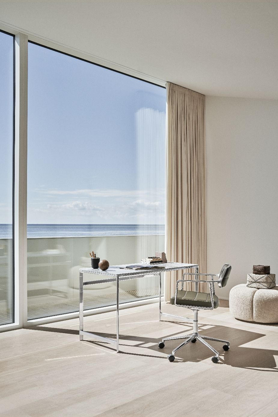 Vipp 453+ / Vipp453+ Swivel Chair Draaistoel ZWART LEER / GEPOLIJST ALUMINIUM FRAME MET GLIJDERS Vipp UNIEKE EXEMPLAREN