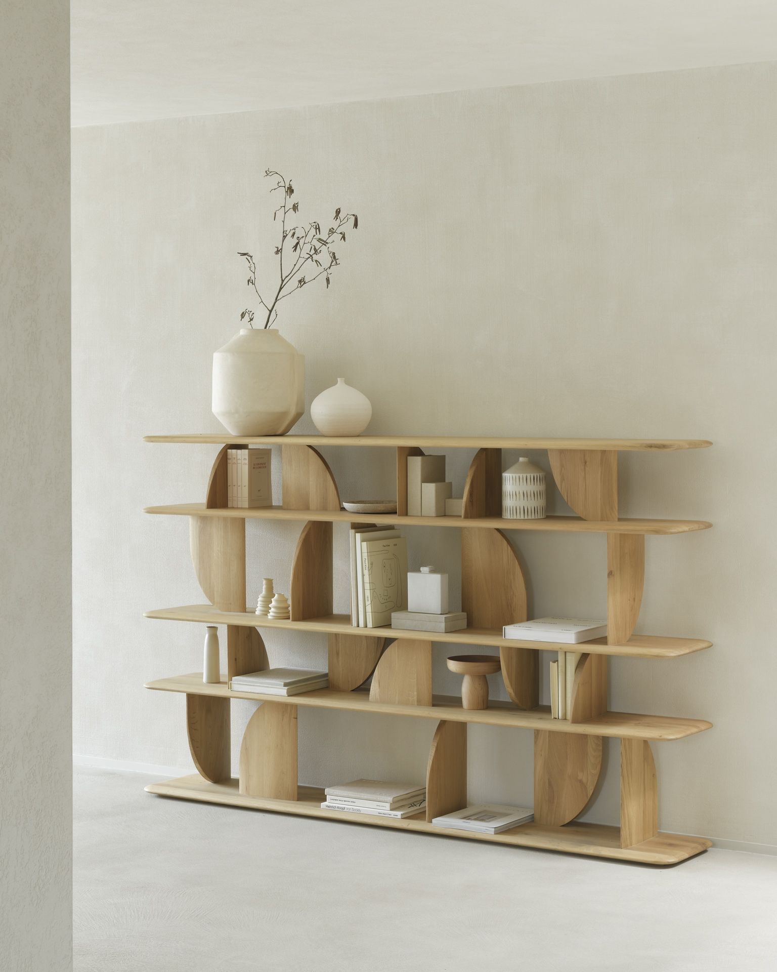 Geometric Regal aus geölter Eiche von Ethnicraft mit Deko-Elementen und Büchern auf den Regalböden.