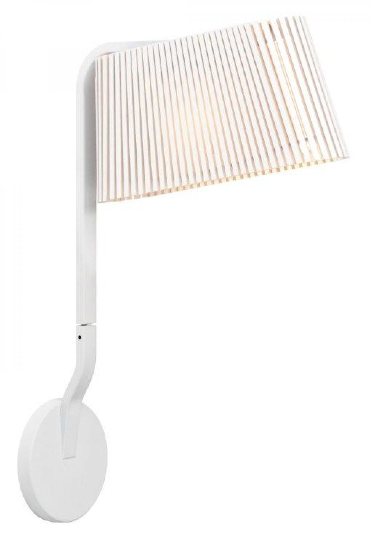 Weiße Owalo Wandleuchte von Secto Design mit Lampenschirm aus Holzlamellen für indirekte Beleuchtung.
