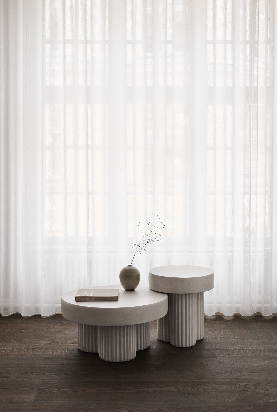 Norr11 Gear Tall Side Table: Moderner Beistelltisch aus Beton mit geriffelter Basis im minimalistischen Interieur.