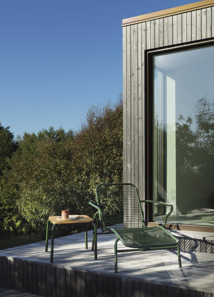 Normann Copenhagen Vig Table Outdoor Beistelltisch aus Holz und Stahl im Garten.