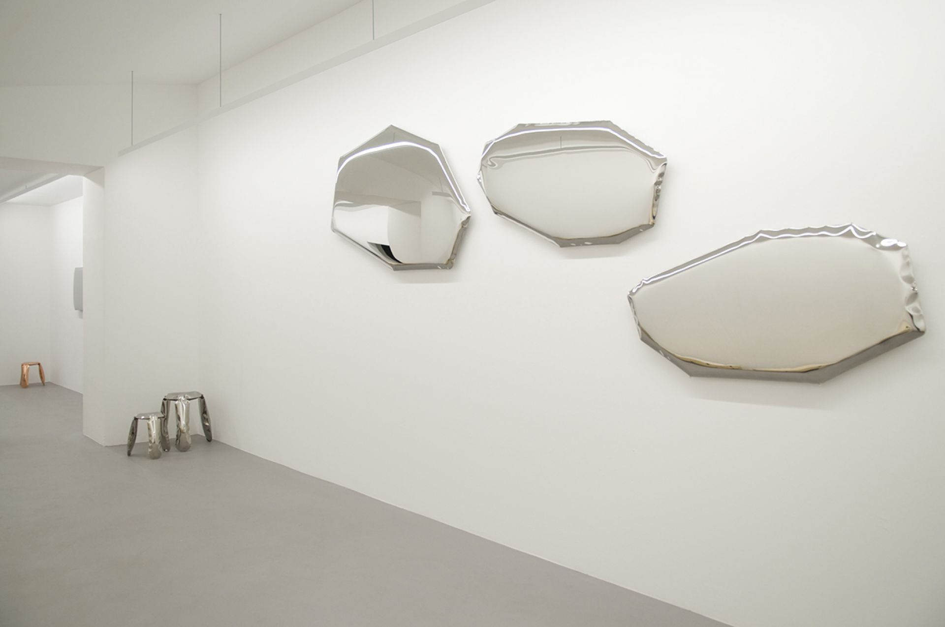 Drei Tafla Spiegel von Zieta auf einer weißen Wand, moderne Wanddekoration aus Metall.