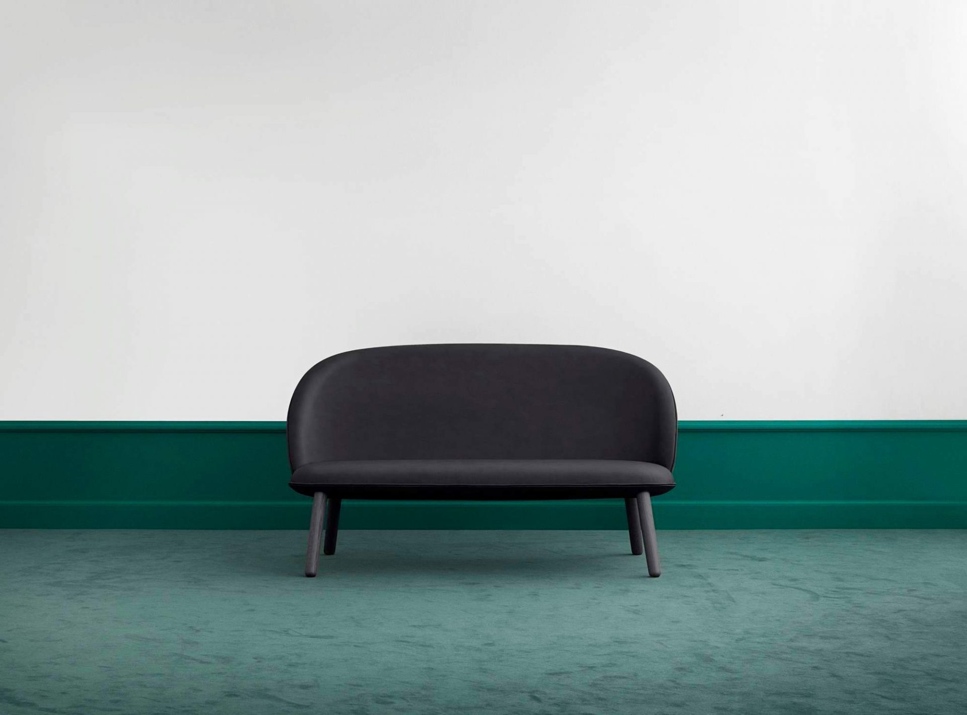 Ace Sofa von Normann Copenhagen, Ledersofa in Brandy, modernes Designmöbel für Wohnzimmer.