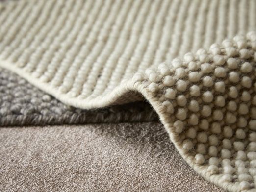 Detailaufnahme des Tact Rug Teppichs in Off White. Strukturierter, hochwertiger Teppich für Wohnräume.