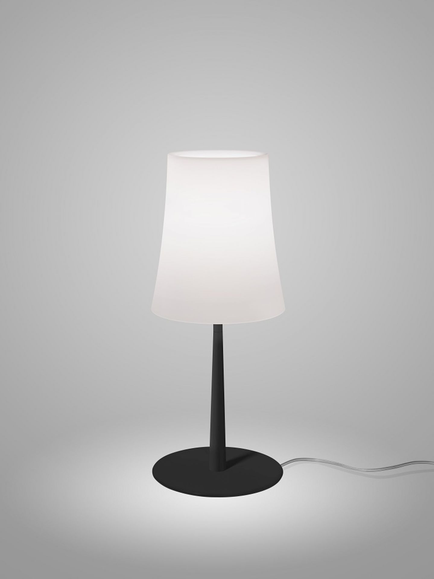 Schwarze Birdie Easy Tischleuchte von Foscarini mit weißem Lampenschirm für stimmungsvolle Beleuchtung.