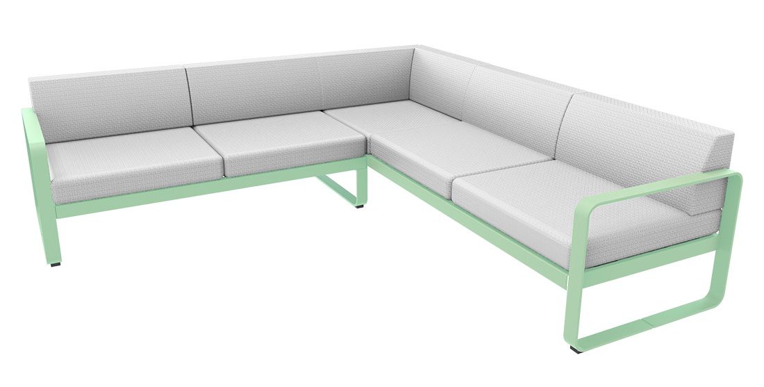Bellevie Lounge Sofa von Fermob, Outdoor-Ecksofa mit hellgrünem Rahmen und hellgrauen Polstern.