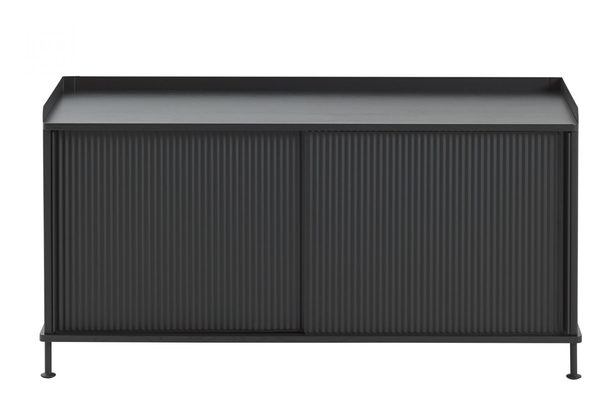 Enfold Sideboard Low von Muuto in Schwarz mit Schiebetüren und gerippter Oberfläche.