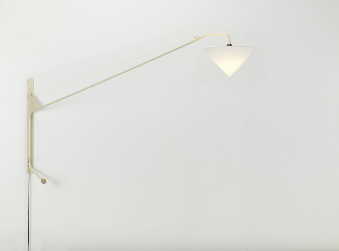 Vitra Potence Wandleuchte mit konischem Lampenschirm Abat-Jour, modernes Design für Wohnzimmer und Schlafzimmer.
